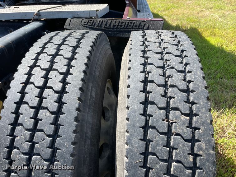 image for item JQ9559 1993 Freightliner FLD120  semi truck