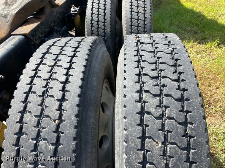 image for item JQ9559 1993 Freightliner FLD120  semi truck