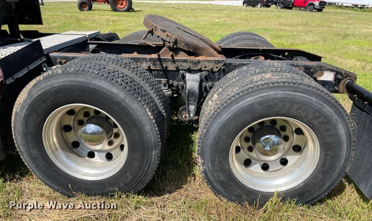 image for item JQ9559 1993 Freightliner FLD120  semi truck