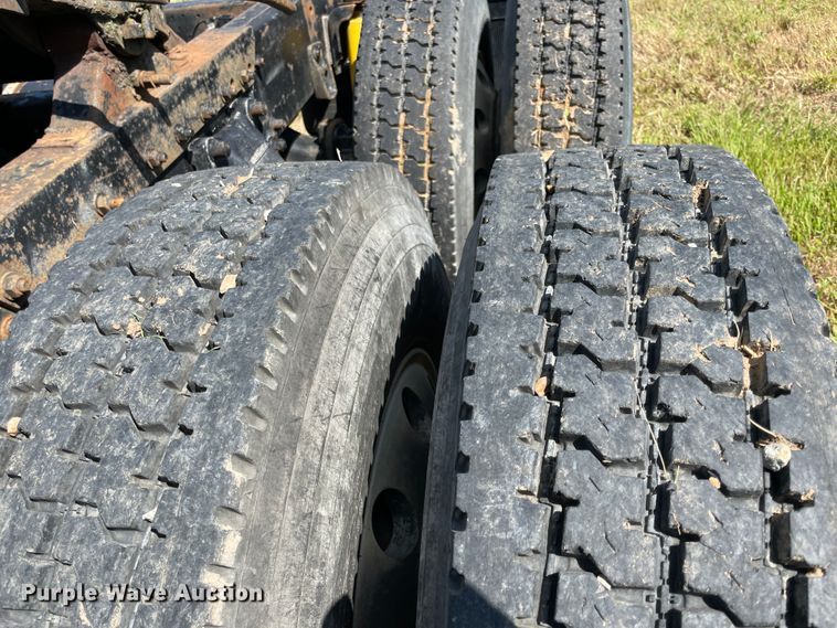 image for item JQ9559 1993 Freightliner FLD120  semi truck