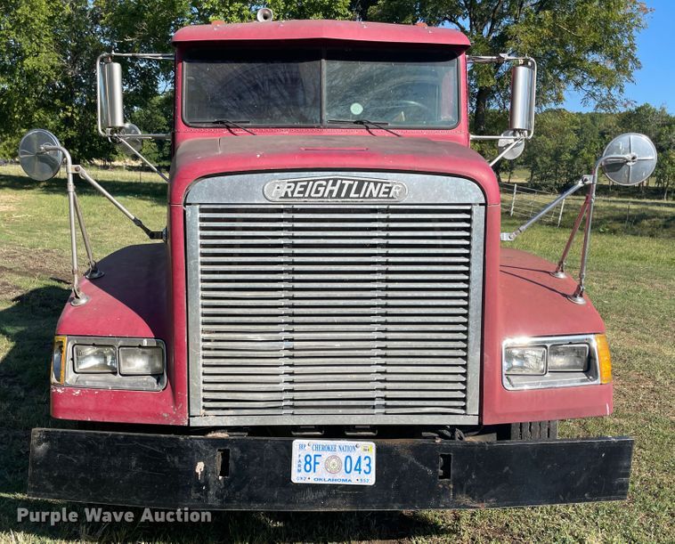 image for item JQ9564 1993 Freightliner FLD120  semi truck