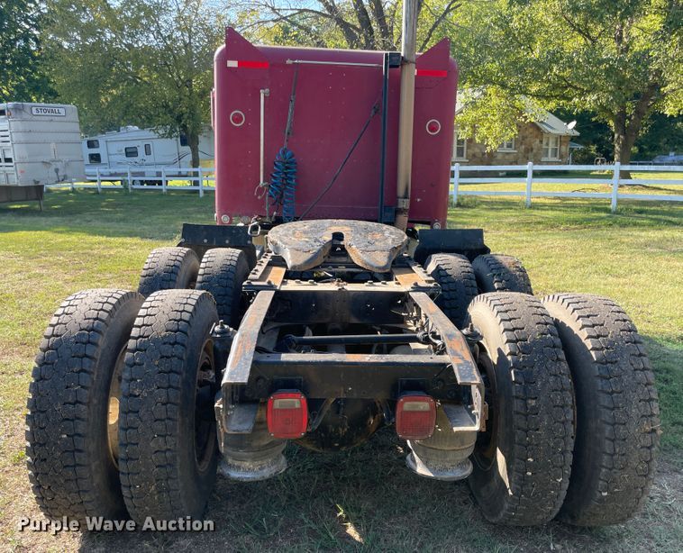 image for item JQ9564 1993 Freightliner FLD120  semi truck