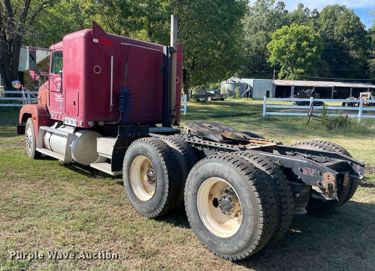 image for item JQ9564 1993 Freightliner FLD120  semi truck
