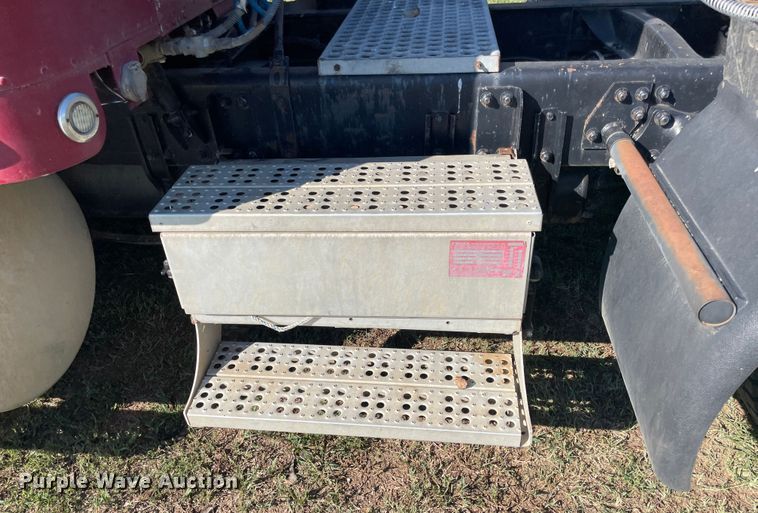 image for item JQ9564 1993 Freightliner FLD120  semi truck