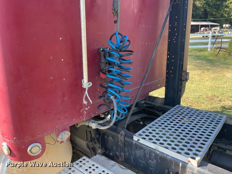 image for item JQ9564 1993 Freightliner FLD120  semi truck