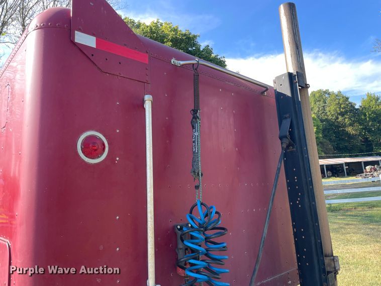 image for item JQ9564 1993 Freightliner FLD120  semi truck