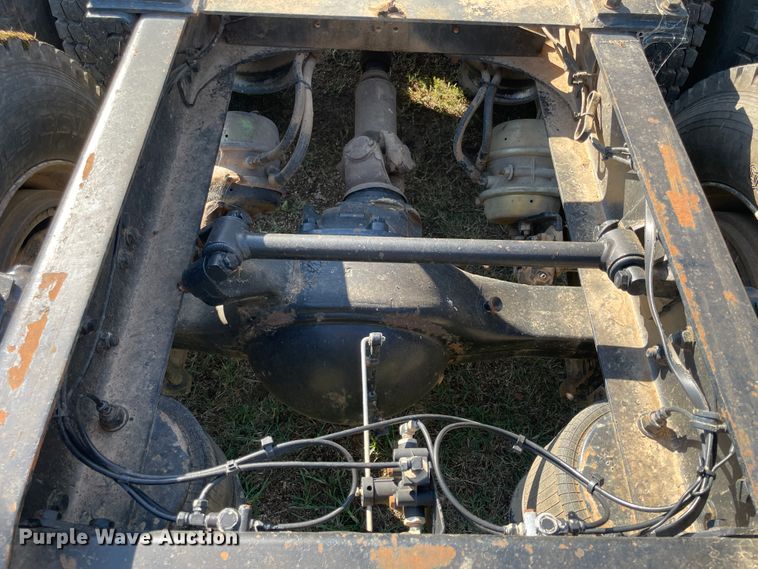 image for item JQ9564 1993 Freightliner FLD120  semi truck