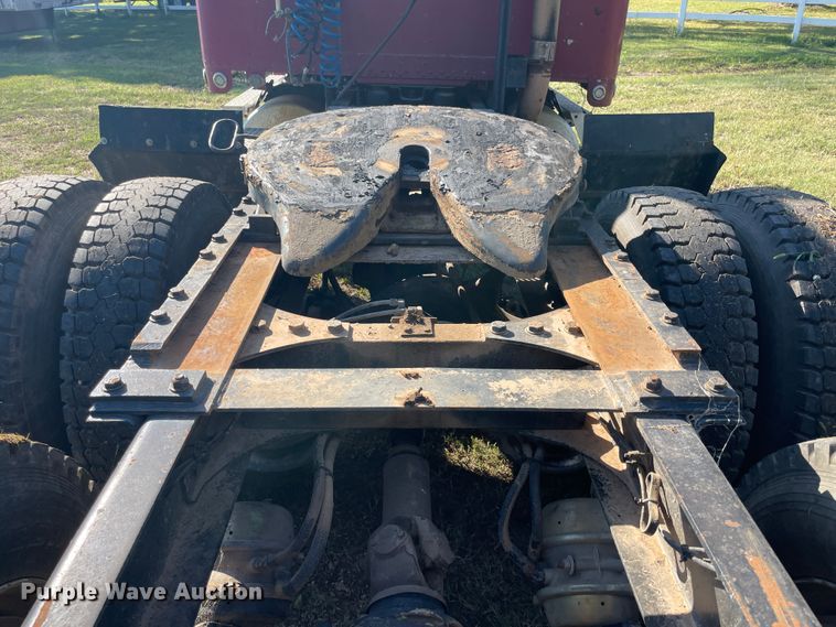 image for item JQ9564 1993 Freightliner FLD120  semi truck