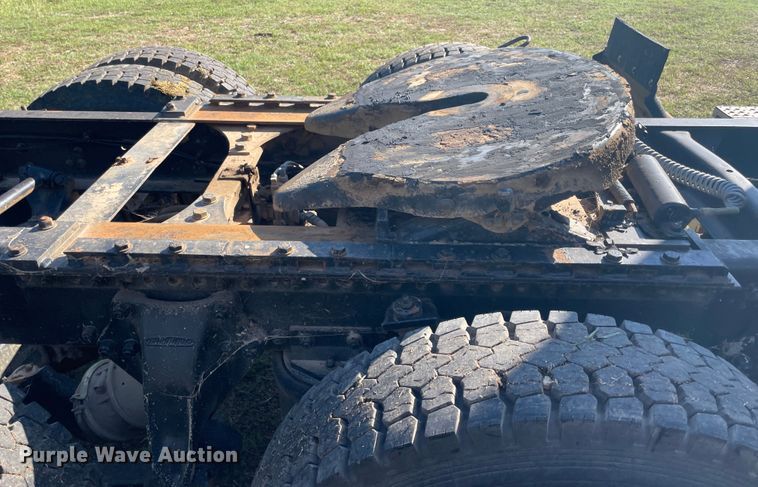 image for item JQ9564 1993 Freightliner FLD120  semi truck