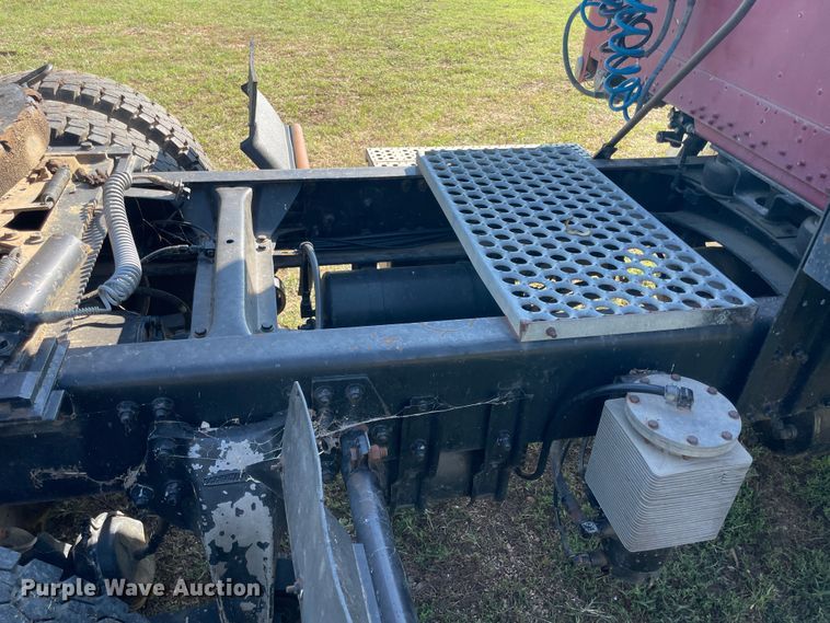 image for item JQ9564 1993 Freightliner FLD120  semi truck