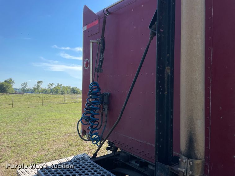 image for item JQ9564 1993 Freightliner FLD120  semi truck