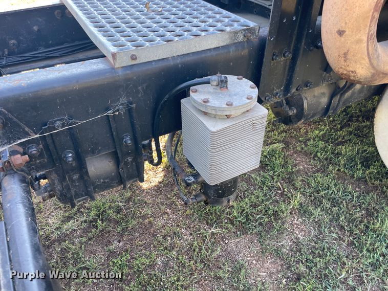 image for item JQ9564 1993 Freightliner FLD120  semi truck