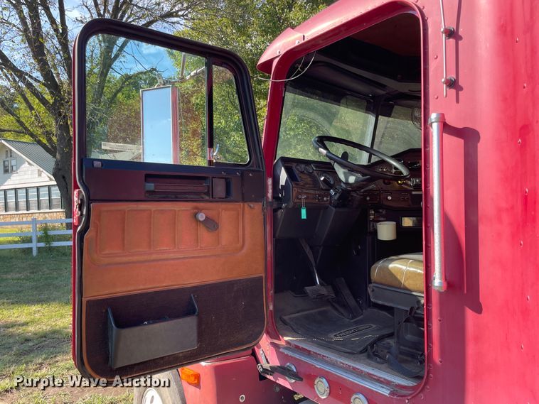 image for item JQ9564 1993 Freightliner FLD120  semi truck