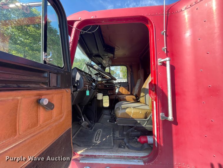 image for item JQ9564 1993 Freightliner FLD120  semi truck