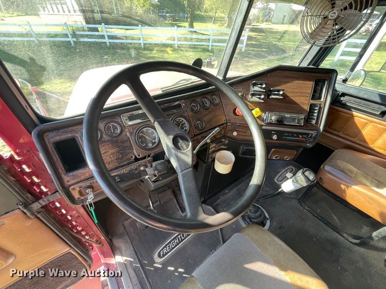 image for item JQ9564 1993 Freightliner FLD120  semi truck