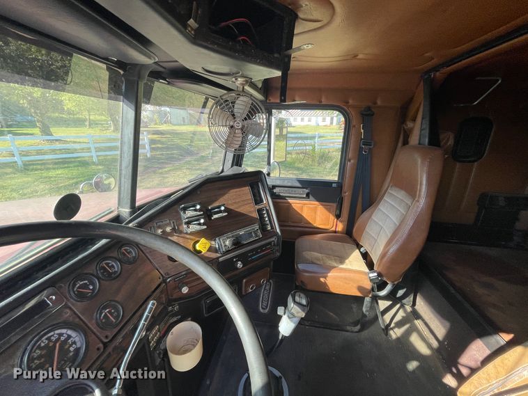 image for item JQ9564 1993 Freightliner FLD120  semi truck