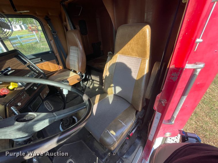 image for item JQ9564 1993 Freightliner FLD120  semi truck