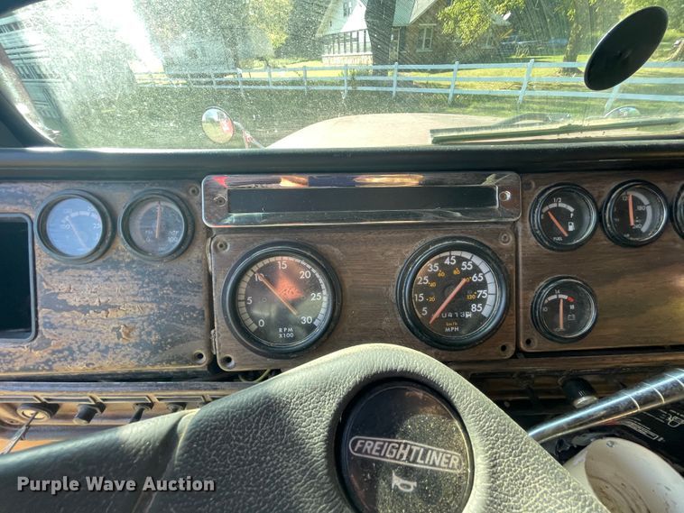 image for item JQ9564 1993 Freightliner FLD120  semi truck