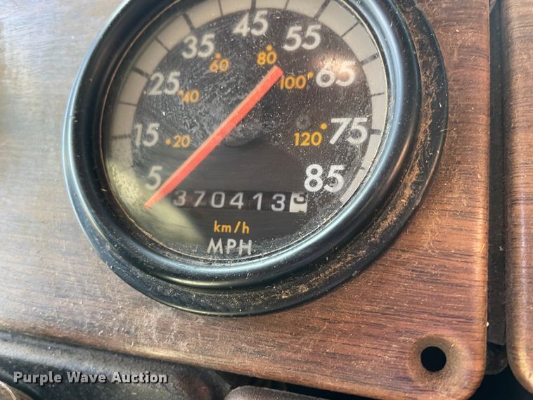 image for item JQ9564 1993 Freightliner FLD120  semi truck