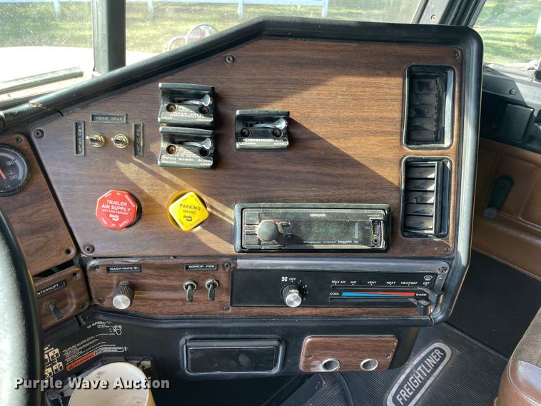 image for item JQ9564 1993 Freightliner FLD120  semi truck