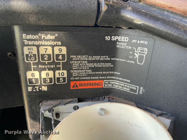 image for item JQ9564 1993 Freightliner FLD120  semi truck