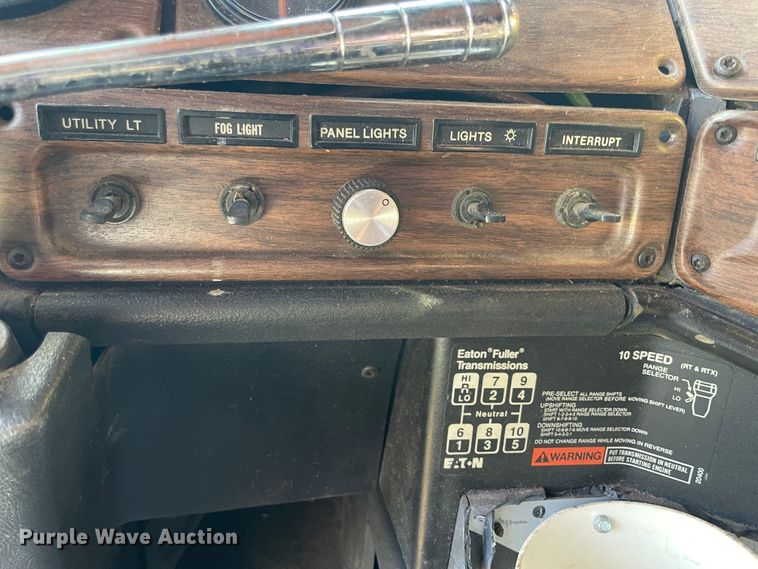 image for item JQ9564 1993 Freightliner FLD120  semi truck