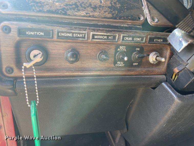 image for item JQ9564 1993 Freightliner FLD120  semi truck