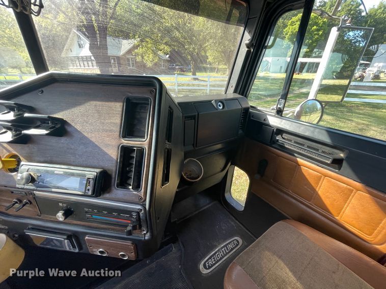 image for item JQ9564 1993 Freightliner FLD120  semi truck