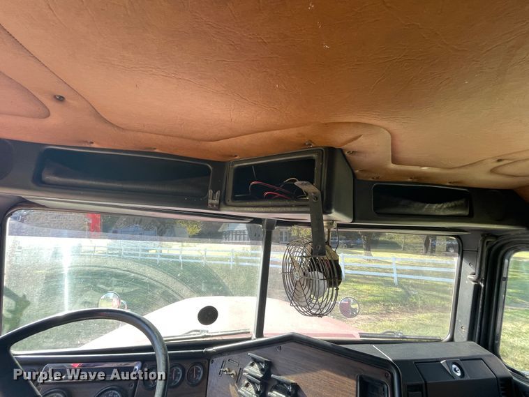 image for item JQ9564 1993 Freightliner FLD120  semi truck