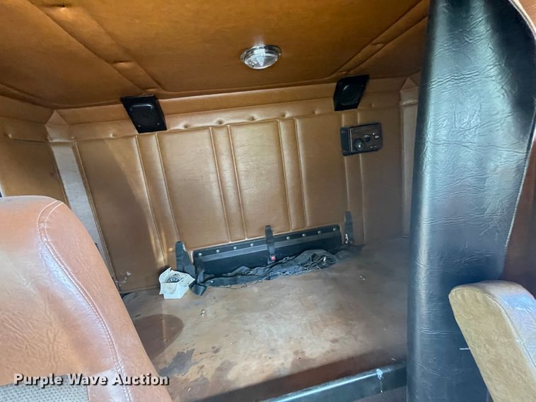 image for item JQ9564 1993 Freightliner FLD120  semi truck