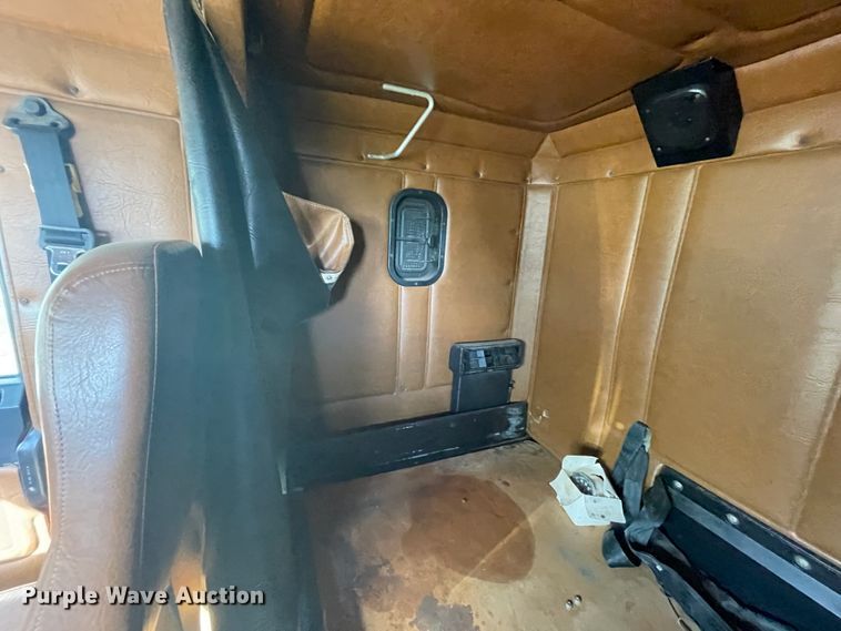 image for item JQ9564 1993 Freightliner FLD120  semi truck