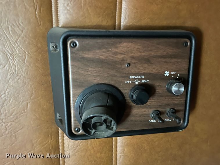 image for item JQ9564 1993 Freightliner FLD120  semi truck