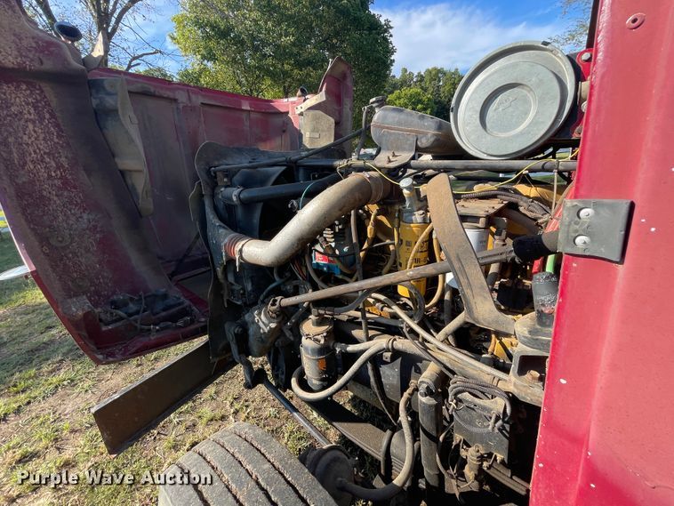 image for item JQ9564 1993 Freightliner FLD120  semi truck