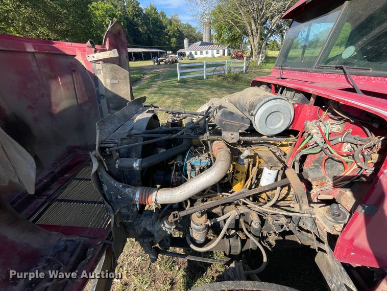 image for item JQ9564 1993 Freightliner FLD120  semi truck