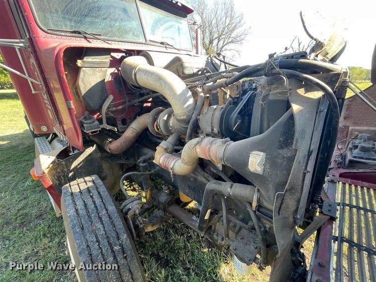 image for item JQ9564 1993 Freightliner FLD120  semi truck