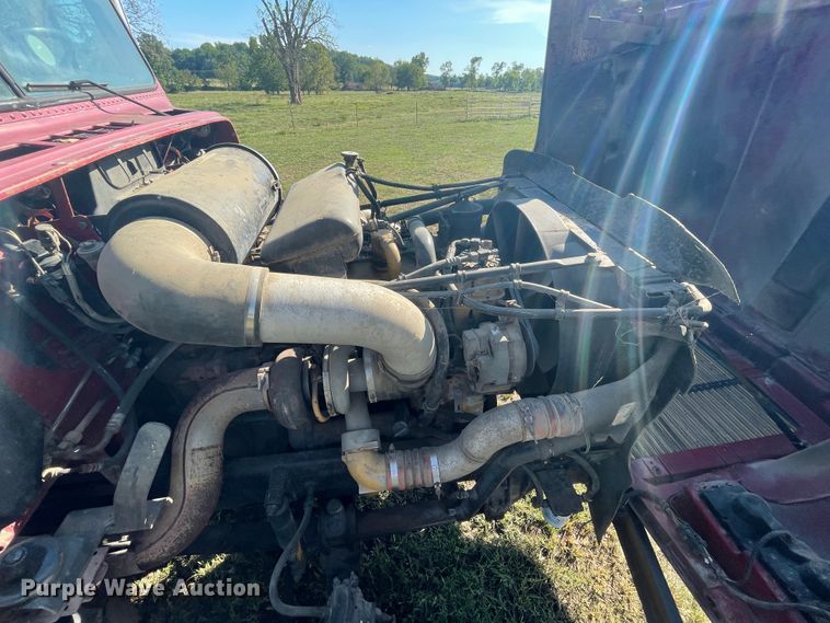 image for item JQ9564 1993 Freightliner FLD120  semi truck