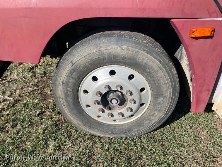 image for item JQ9564 1993 Freightliner FLD120  semi truck