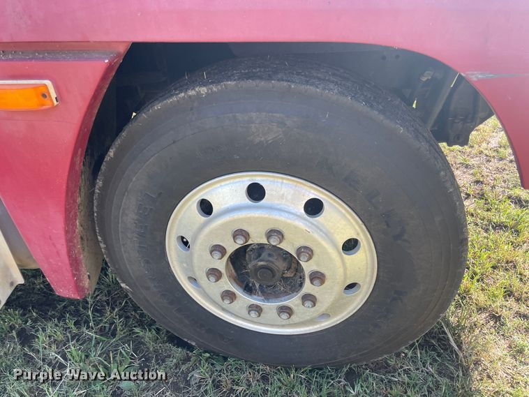 image for item JQ9564 1993 Freightliner FLD120  semi truck