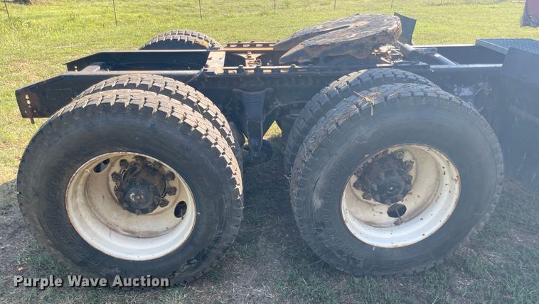 image for item JQ9564 1993 Freightliner FLD120  semi truck