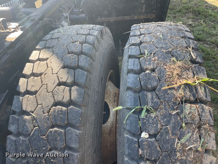 image for item JQ9564 1993 Freightliner FLD120  semi truck