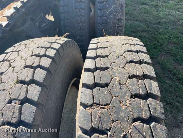 image for item JQ9564 1993 Freightliner FLD120  semi truck