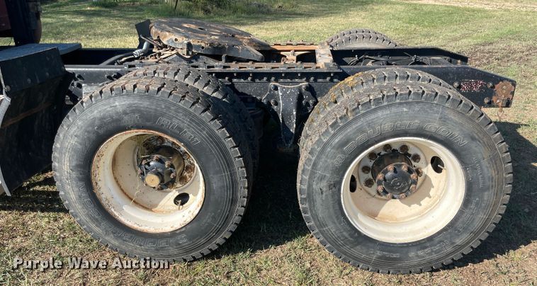 image for item JQ9564 1993 Freightliner FLD120  semi truck