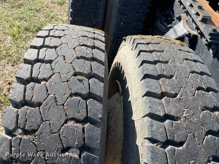 image for item JQ9564 1993 Freightliner FLD120  semi truck