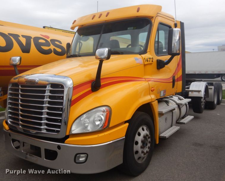 image for item JZ9839 2018 Freightliner Cascadia 125  semi truck