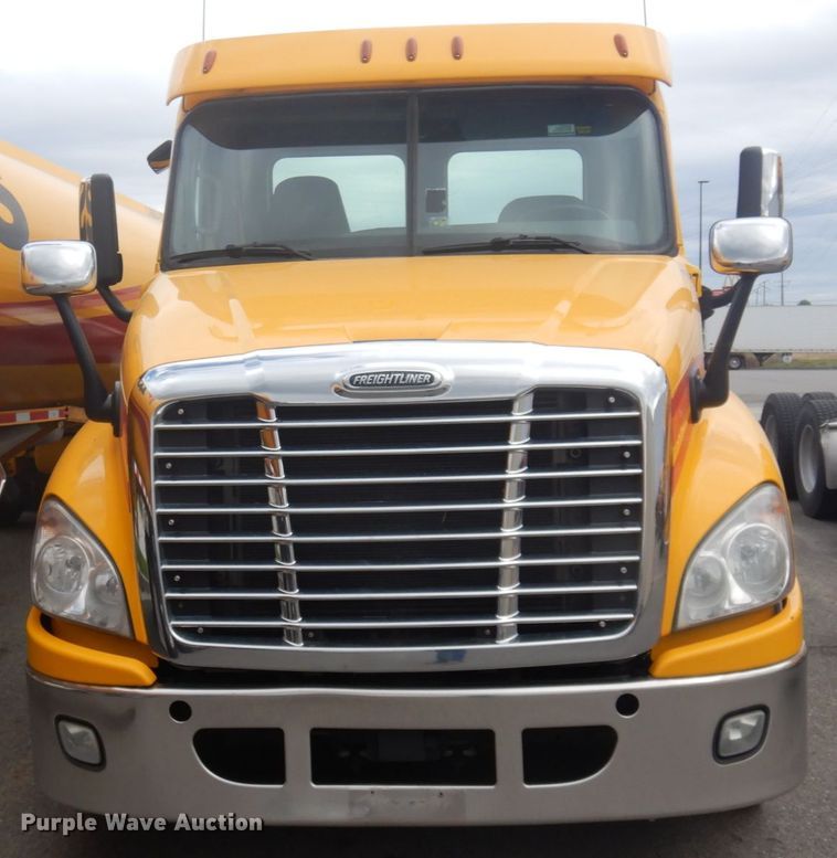 image for item JZ9839 2018 Freightliner Cascadia 125  semi truck