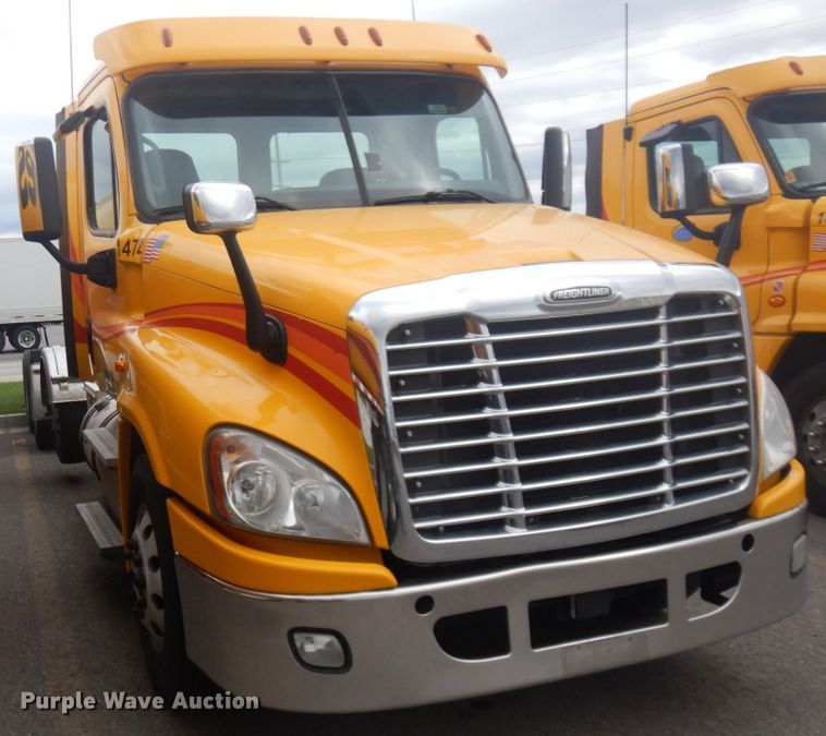 image for item JZ9839 2018 Freightliner Cascadia 125  semi truck