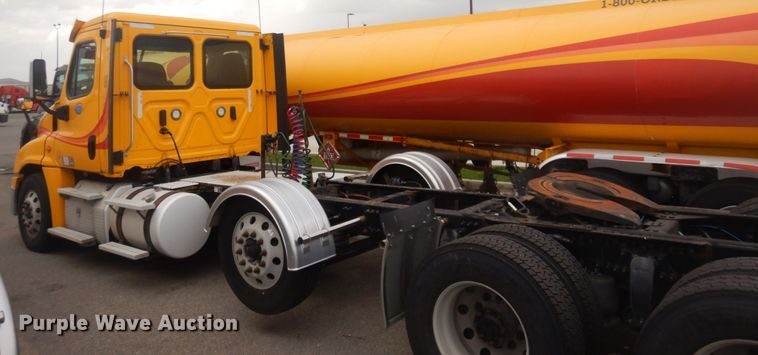 image for item JZ9839 2018 Freightliner Cascadia 125  semi truck