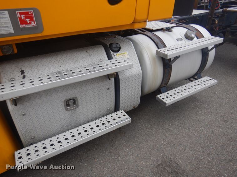 image for item JZ9839 2018 Freightliner Cascadia 125  semi truck