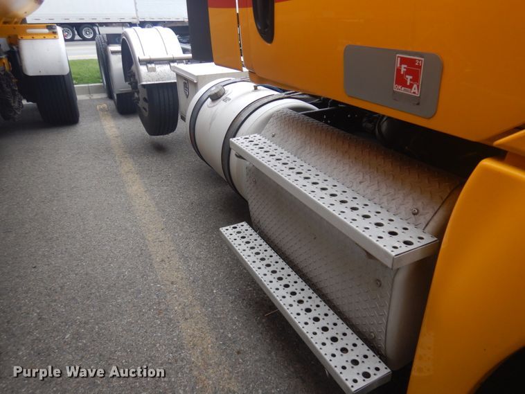 image for item JZ9839 2018 Freightliner Cascadia 125  semi truck