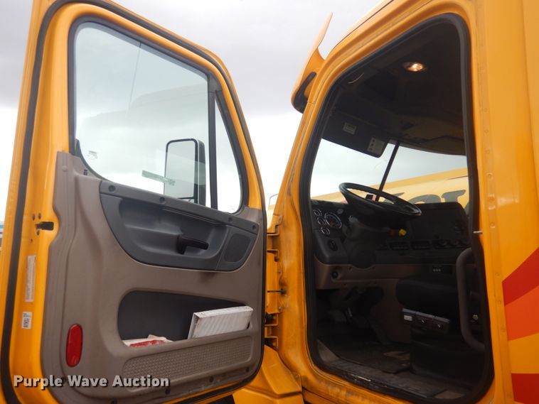 image for item JZ9839 2018 Freightliner Cascadia 125  semi truck